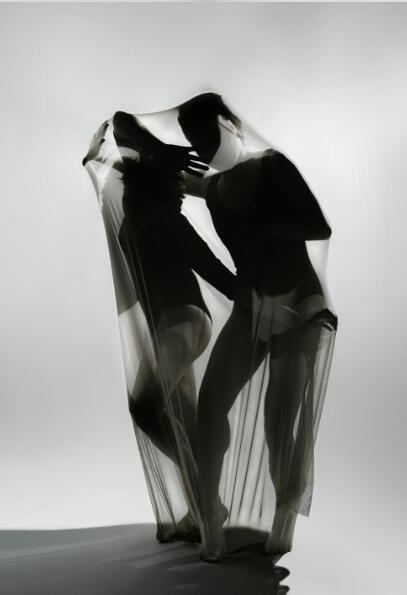 Models: Mia Brooks, Amelie Vidro