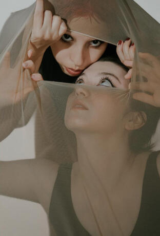 Models: Mia Brooks, Amelie Vidro